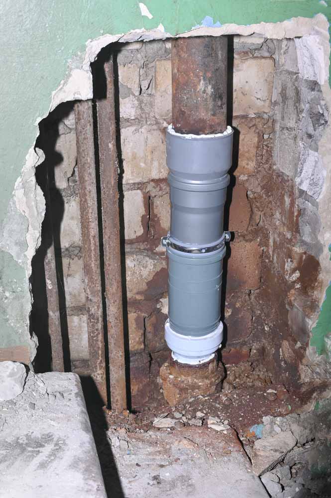 Leaking sewer pipe St. Louis, MO